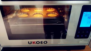送入预热好的烤箱，先150℃烤10分定型，再转175℃烤8分钟。