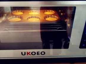 送入预热好的烤箱，先150℃烤10分定型，再转175℃烤8分钟。