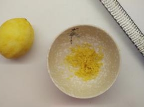 准备好原材料。先把柠檬皮刨下来，记得不要刮到白色部分，会苦的哦。再用挤汁器挤出柠檬汁。