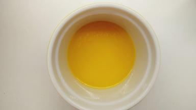 隔水融化黄油。同时预热烤箱，上下火165℃。