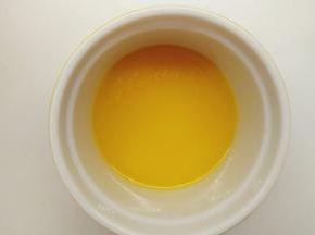 隔水融化黄油。同时预热烤箱，上下火165℃。