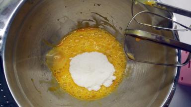 先将2个全蛋打散，再加入全部糖粉和盐，开动电动打蛋器高速打发。