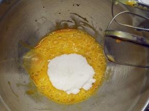 先将2个全蛋打散，再加入全部糖粉和盐，开动电动打蛋器高速打发。