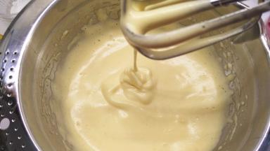 直至蛋糊就变细腻浓稠，低下的面糊有堆积感。再用低档稍微打几圈，打消打泡泡。