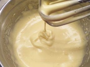 直至蛋糊就变细腻浓稠，低下的面糊有堆积感。再用低档稍微打几圈，打消打泡泡。