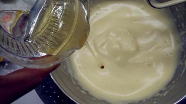 加入蜂蜜，再用低档稍微打几圈，将它们搅打均匀，同时打消打大泡泡。