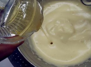 加入蜂蜜，再用低档稍微打几圈，将它们搅打均匀，同时打消打大泡泡。