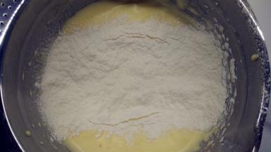 马上把低筋面粉过筛加进去，同样用手动的打蛋器快速拌匀就可以了。可以划圈圈，没关系，不影响。