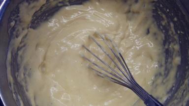 切记拌匀没有颗粒就可以了，面糊状态如图。