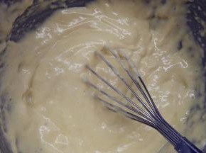 切记拌匀没有颗粒就可以了，面糊状态如图。