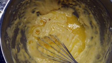 然后把融化好的黄油倒进去，同样用手动打蛋器混匀。