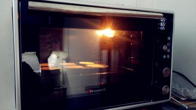 送入烤箱，上下火，165℃，中层，烤大概25分钟，烤到金黄色就可以出炉了。