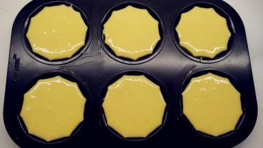 做好之后要马上装入裱花袋，再挤入模具中。约装8分满。