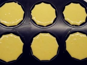 做好之后要马上装入裱花袋，再挤入模具中。约装8分满。