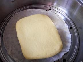 放在热水上，醒发20分钟左右（夏天热），蒸15分钟，关火，3分钟以后开盖。