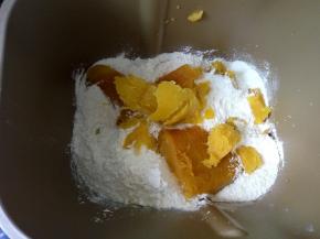 刮取南瓜泥，加入面粉，酵母和糖，揉成一个光滑的面团。1勺糖是吃不出甜味的，这是给酵母吃的