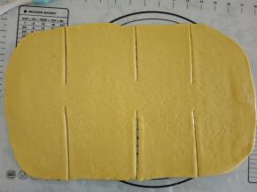 擀成一个长方形薄片，切6刀，中间不要切断，刷油