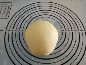 面团盖保鲜膜，静置15分钟