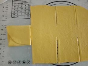 最左边1列面片各1/3处上下折叠。