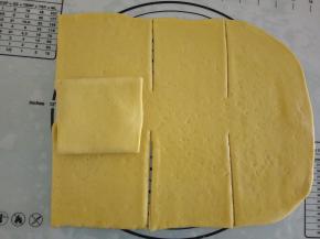 向右折，然后再各1/3处上下折叠。