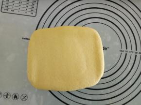 收口朝下，轻擀几下。