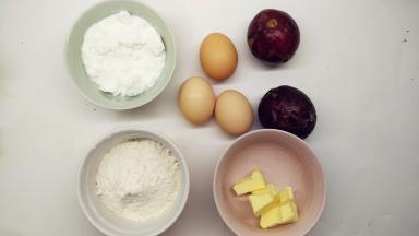 准备好所有原材料，百香果切开之后滤出果汁，果肉备用。