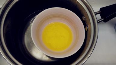 烧开一锅热水，黄油隔水加热融化。