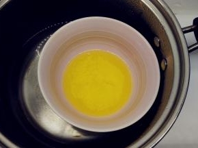 烧开一锅热水，黄油隔水加热融化。