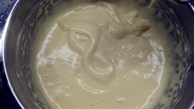 将糖粉全部加入鸡蛋中，隔温水打发，一直打发到画8字不消失的状态。