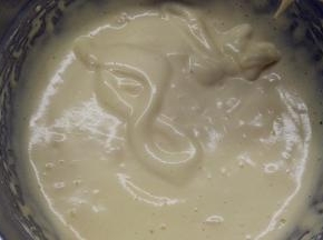 将糖粉全部加入鸡蛋中，隔温水打发，一直打发到画8字不消失的状态。