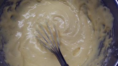 筛入低筋面粉，用手动打蛋器翻拌均匀。