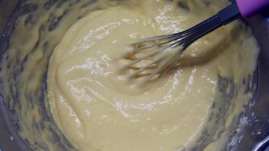 加入百香果汁，用手动打蛋器翻拌均匀。