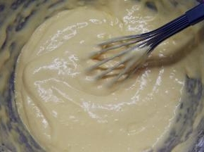 加入百香果汁，用手动打蛋器翻拌均匀。