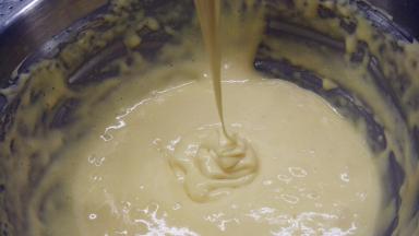 翻拌好的面糊是非常细腻光滑的。