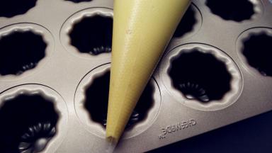 将面糊装进裱花袋。