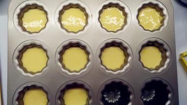 接着继续挤面糊，挤入模具8分满，挤好之后将模具轻轻的磕一下。