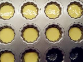 接着继续挤面糊，挤入模具8分满，挤好之后将模具轻轻的磕一下。