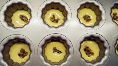 ，挤到模具约5分满的时候，加入适量的百香果籽，将模具轻轻的震几下。