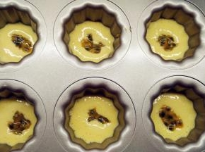 ，挤到模具约5分满的时候，加入适量的百香果籽，将模具轻轻的震几下。