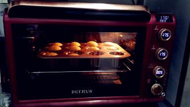 送入预热好的烤箱，上下火170摄氏度，中层，烤18分钟。