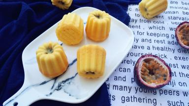 出炉之后倒扣一下，蛋糕们就都扑通扑通的跑出来了。