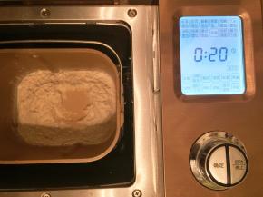 将所有材料从液体到粉类顺序放入面包机桶内，启动和面功能20分钟
