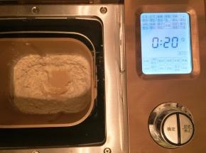 将所有材料从液体到粉类顺序放入面包机桶内，启动和面功能20分钟