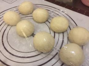 面团轻压排气，平均分成8份