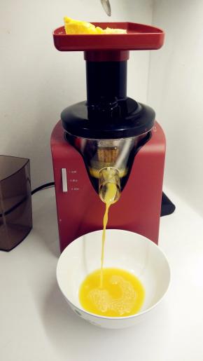 香橙用盐搓洗干净之后，用刀擦出橙皮屑。之后切块去皮用原汁机榨出果汁。