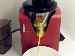 香橙用盐搓洗干净之后，用刀擦出橙皮屑。之后切块去皮用原汁机榨出果汁。