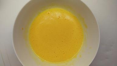 蛋黄蛋白分开，分别装入干净、无水、无油的打蛋盆中。蛋黄打散，加入橙汁和色拉油，画“Z”字搅拌均匀。