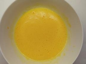 蛋黄蛋白分开，分别装入干净、无水、无油的打蛋盆中。蛋黄打散，加入橙汁和色拉油，画“Z”字搅拌均匀。