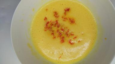 加入橙皮屑，稍加搅拌即可。