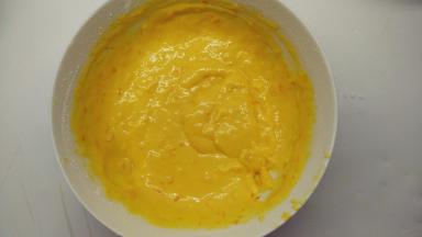 筛入低筋面粉，用手动打蛋器画“Z\